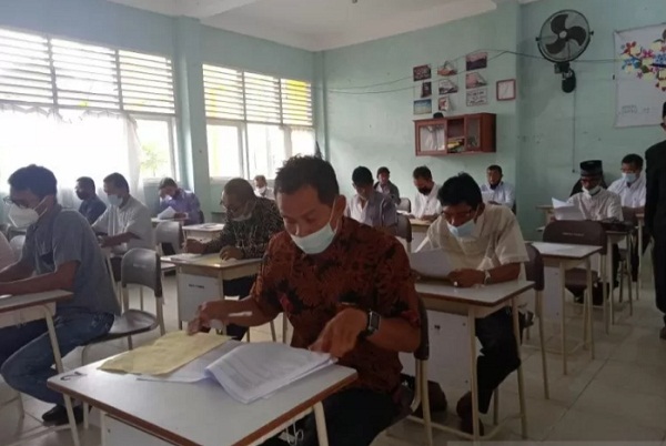 Bakal calon wali nagari mengikuti tes kompetensi dasar