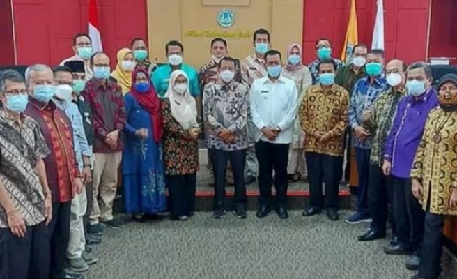 Bupati Pesisir Selatan, Rusma Yul Anwar dan rombongan berfoto bersama saat bertemu dengan Prof. Drs. H. Ganefri, M.Pd., Ph.D