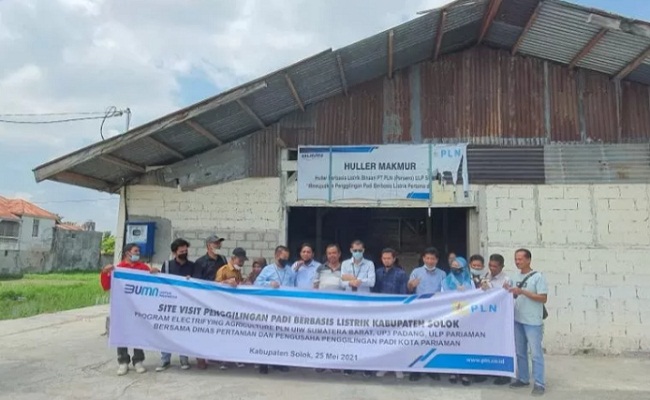 Pengusaha pertanian Pariaman studi banding huller berbasis listrik ke Kabupaten Solok.
