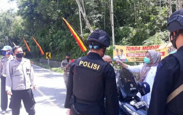 Pihak kepolisian Polres Pasaman melakukan operasi penyekatan di Pos Muaro Cubadak, Kecamatan Rao