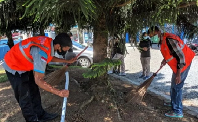 Warga yang melanggar protokol kesehatan dikenai sanksi melakukan kerja sosial membersihkan fasilitas umum di Sumatera Barat