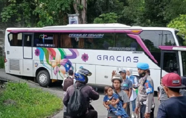 Bus pariwisata tersangkut di Kelok 14