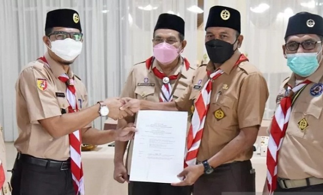 Kakwarcab 16 Pramuka Kota Pariaman, Sumbar terpilih Hendri menerima mandat dari Sekretaris Kwarcab 16 Kota Pariaman