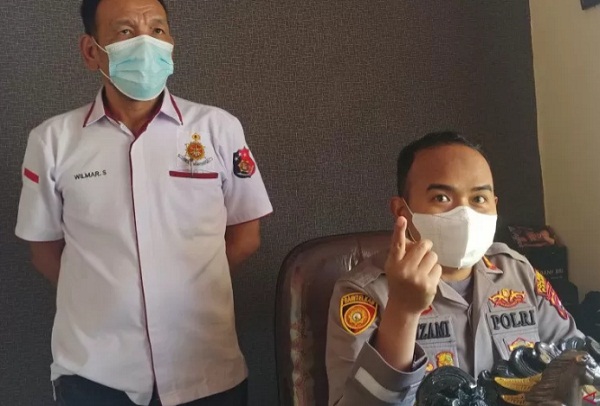 Kepala Kepolisian Sektor Bungus Trluk Kabung, AKP Zamzami, didampingi Kanit Reskrim, usai menangkap pelaku kasua dugaan pungli