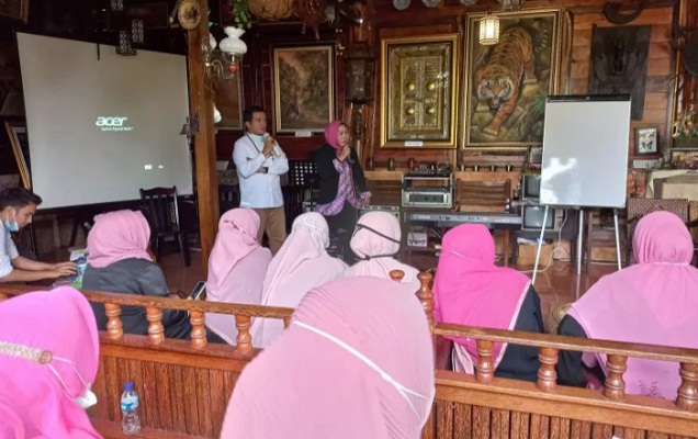 Ketua IPEMI Kabupaten Agam, Eliana saat memberikan pengarahan pengembangan usaha bagi IRT.