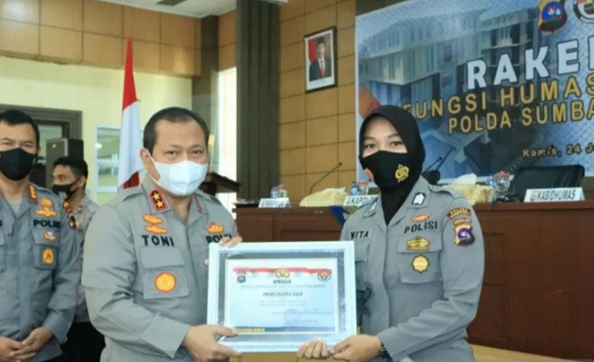 Paur Humas Polres Pasaman Barat, Bripka Admi Pandowita saat menerima piagam penghargaan terbaik ke-3 humas se-Polda Sumbar yang diberikan oleh Kapolda Sumbar