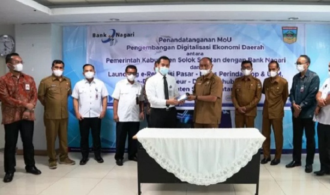 Penandatanganan MoU Pengembangan Digitalisasi Ekonomi Daerah dan PKS E-Retribusi antara Bank Nagari dan Pemkab Solok Selatan di Padang,