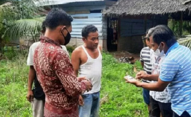 Tim Satresnarkoba Polres Pasaman Barat yang dipimpin Kasat Resnarkoba Iptu Eri Yanto saat menangkap pelaku yang diduga pengedar sabu-sabu, Jumat