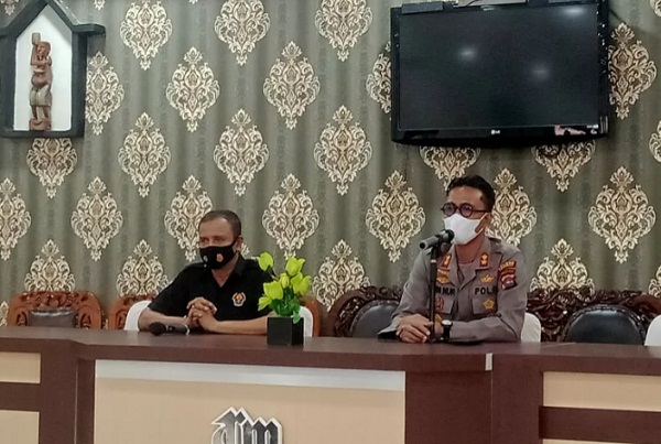 Kapolres Pasaman, AKBP Dedi Nur Adriansyah duduk disebelah kanan pakai masker putih di Lubuk Sikaping