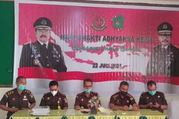 Para Kepala Seksi di Kejari Padang sata menggelar jumpa pers di Kantor Kejari Padang