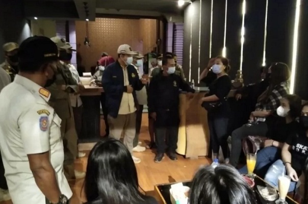 Pemkab Pasaman Barat melalui Satpol PP saat razia di sejumlah kafe yang memiliki kamar atau room karaoke tertutup,