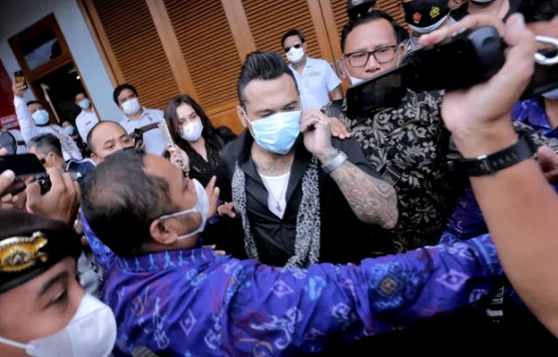 Penabuh drum Superman is Dead I Gede Ari Astina alias Jerinx (tengah) berjalan meninggalkan Lapas Kerobokan, Bali