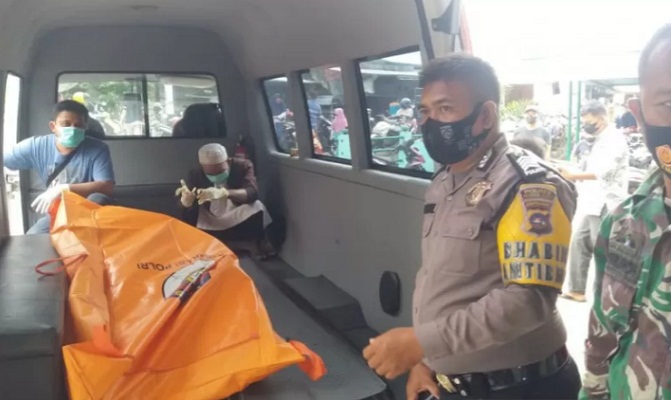 Petugas dari Polsek Pasaman Polres Pasaman Barat saat membawa jenazah yang ditemukan tidak bernyawa ke RSUD untuk diperiksa