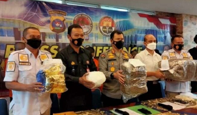 polda-sumbar-berhasil-amankan-5-kurir-beserta-belasan-kilogram-narkoba