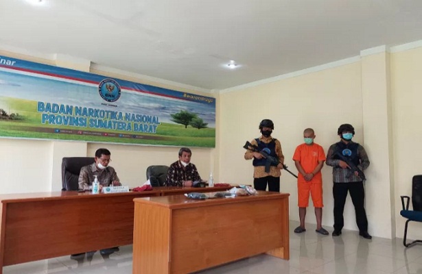 Kepala BNNP Sumbar Brigjen Pol Khasril Arifin melakukan jumpa pers pengungkapan kasus narkoba di Sumbar.