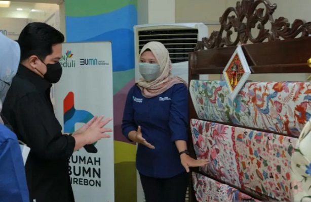 Menteri BUMN Erick Thohir terlihat melihat produk UMKM di Rumah BUMN saat kunjungan ke Cirebon.