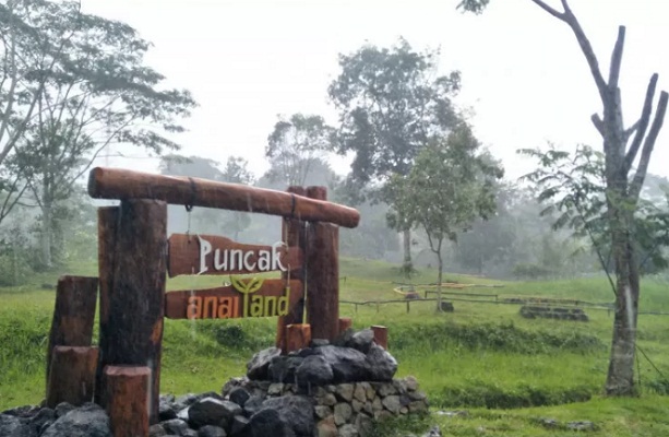 Papan nama puncak Anai di Dempo Anai Land di Kecamatan 2x11 Kayu Tanam, Kabupaten Padang Pariaman, Sumbar.