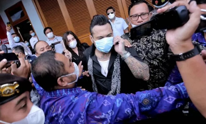 Penabuh drum Superman is Dead I Gede Ari Astina alias Jerinx berjalan meninggalkan Lapas Kerobokan, Bali