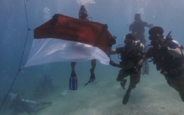 Peringati Hut RI ke-76, Polda Sumbar Kibarkan Bendera Merah Putih di Dasar Laut