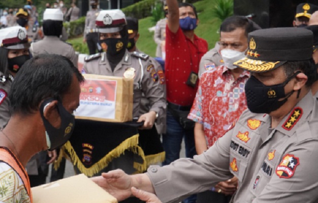 Wakapolri Bagikan 460 Paket Bansos di Sumbar