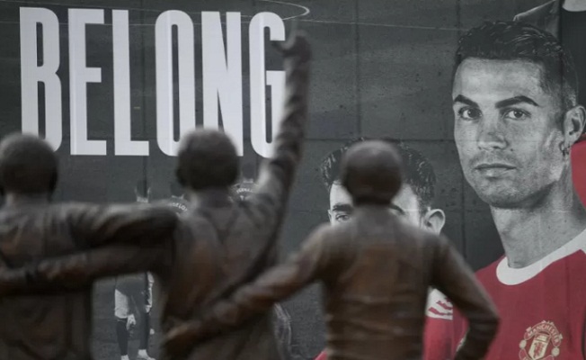 Foto rekrutan anyar Manchester United Cristiano Ronaldo terpampang pada spanduk yang menutupi bagian depan Stadion Old Trafford di Manchester, Inggris,
