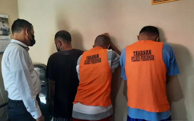 Kepala Satuan Reserse Narkoba Polres Pariaman, Sumbar, AKP Herit Syah sedang berbincang dengan salah seorang tersangka kasus penyalahgunaan narkoba saat jumpa pers di Pariaman