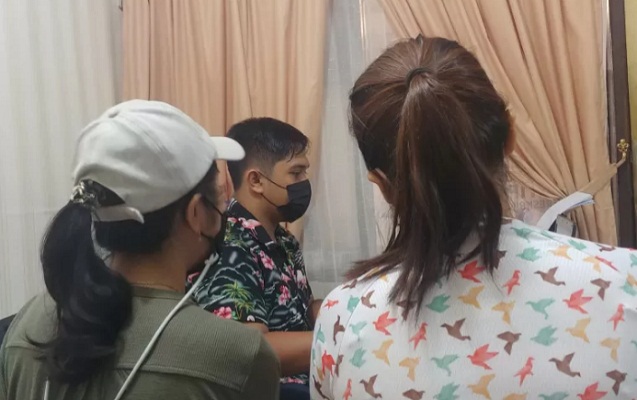 Korban I (kanan) saat membuat laproan pengaduan di Kantor Porlesta Padang
