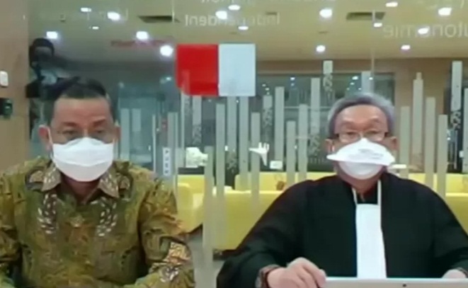 Mantan Menteri Sosial Juliari Batubara dan penasihat hukumnya Maqdir Ismail mengikuti sidang pembacaan vonis dari Gedung Pusat Edukasi AntiKorupsi KPK Jakarta,