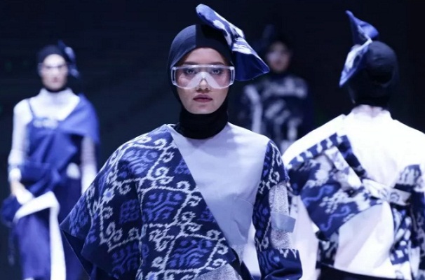 Model mengenakan busana rancangan Silfia Nabila pada pembukaan Muslim Fashion Festival 2019 di Jakarta Convention Center, Jakarta,