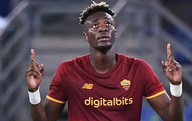 Penyerang AS Roma Tammy Abraham merayakan golnya ke gawang Udinese dalam laga lanjutan Liga Italia di Stadion Olimpico, Roma, Italia,